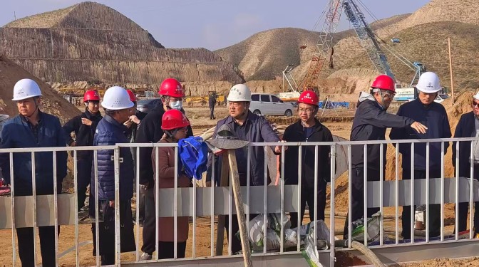 聚焦綠色創(chuàng)新實(shí)踐 開拓產(chǎn)業(yè)產(chǎn)品板塊——甘肅建科院領(lǐng)導(dǎo)調(diào)研指導(dǎo)“工業(yè)固廢膠凝材料黃土地基處理”工程應(yīng)用現(xiàn)場